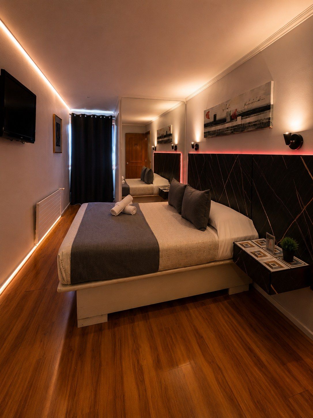 Suite de Motel Blue con cama de dos plazas e iluminación cálida